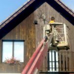 Renovace dřevěného opláštění štítu rodinného domu pomocí lazurovacího laku ( Jihočeský kraj okres český Krumlov)