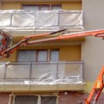 Renovace fasády, zakrytí balkonů pomocí zakrývací folie, práce z pracovních plošin ( Plzeňský kraj okras Domažlice)