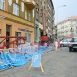 Zábor komunikace před realizací opravy fasády domu ( Středočeský kraj okres Praha-západ)
