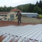 Nanesení antikorozní základní epoxidové barvy na plechovou střechu ( Středočeský kraj okres Beroun)
