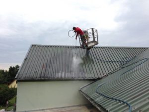 Vyčištění plechové střechy od nečistot ( kraj Vysočina okres Pelhřimov)