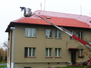Antikorozní nátěr plechové střechy z pracovní plošiny ( Plzeňský kraj okres Klatovy)